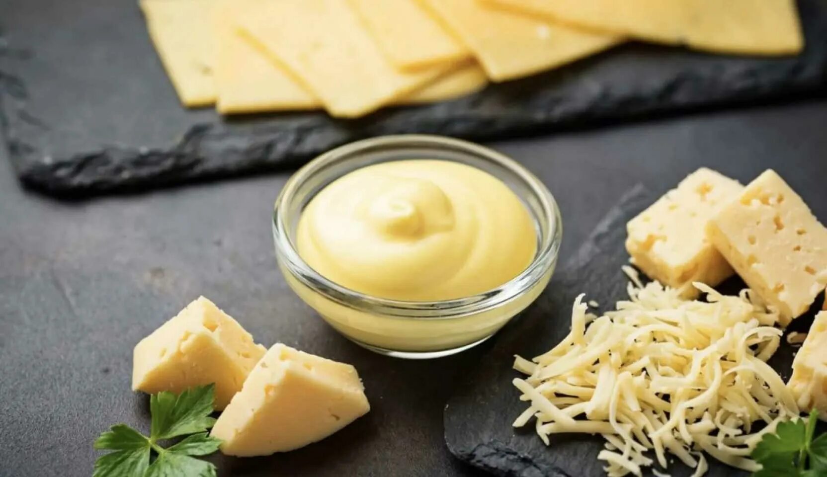 Сырный соус на белом фоне. Сырный соус из пармезана. Сырный соус в соуснике. Соус сырный хайнц 25 мл. Сырный соус на белом фоне.