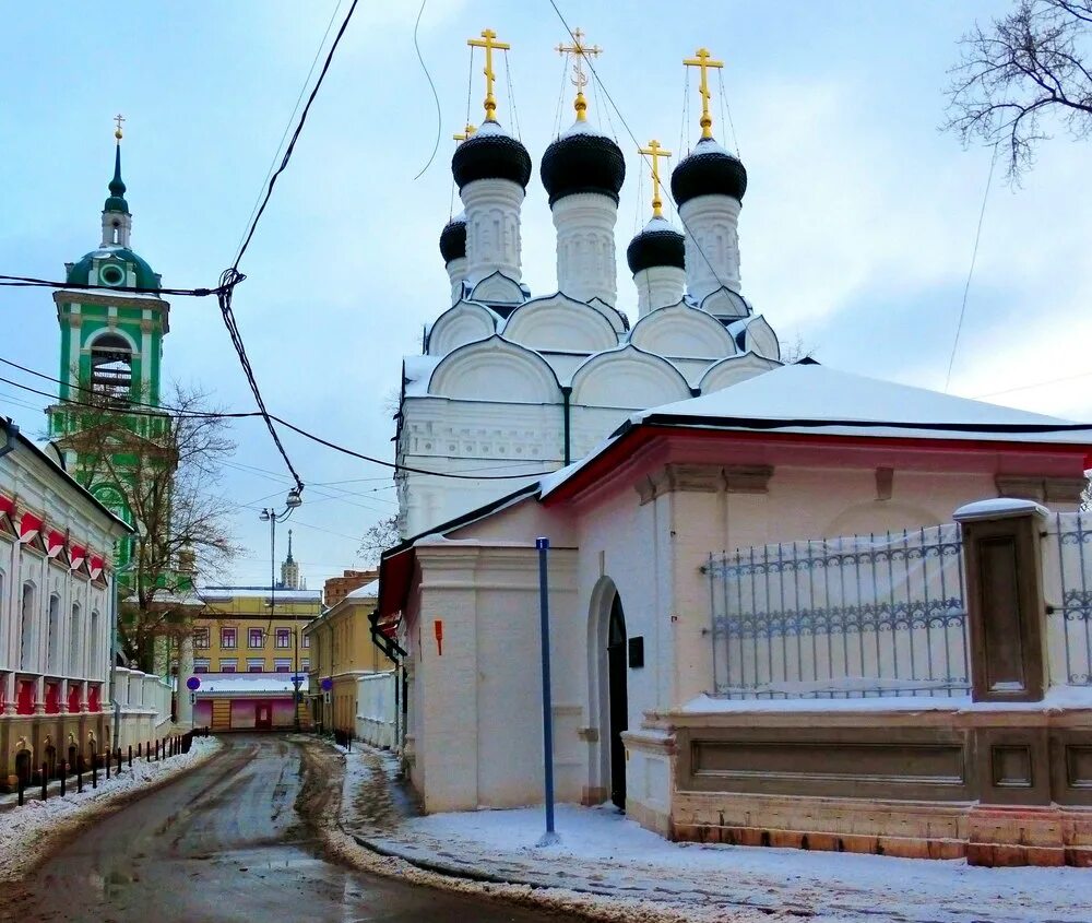 Черниговский переулок тула. Церковь Михаила и Феодора черниговских. Черниговский переулок в Москве Церковь Михаила и Федора. Храм Михаила Черниговского Москва. Храм Михаила и Федора черниговских в Москве интерьер.