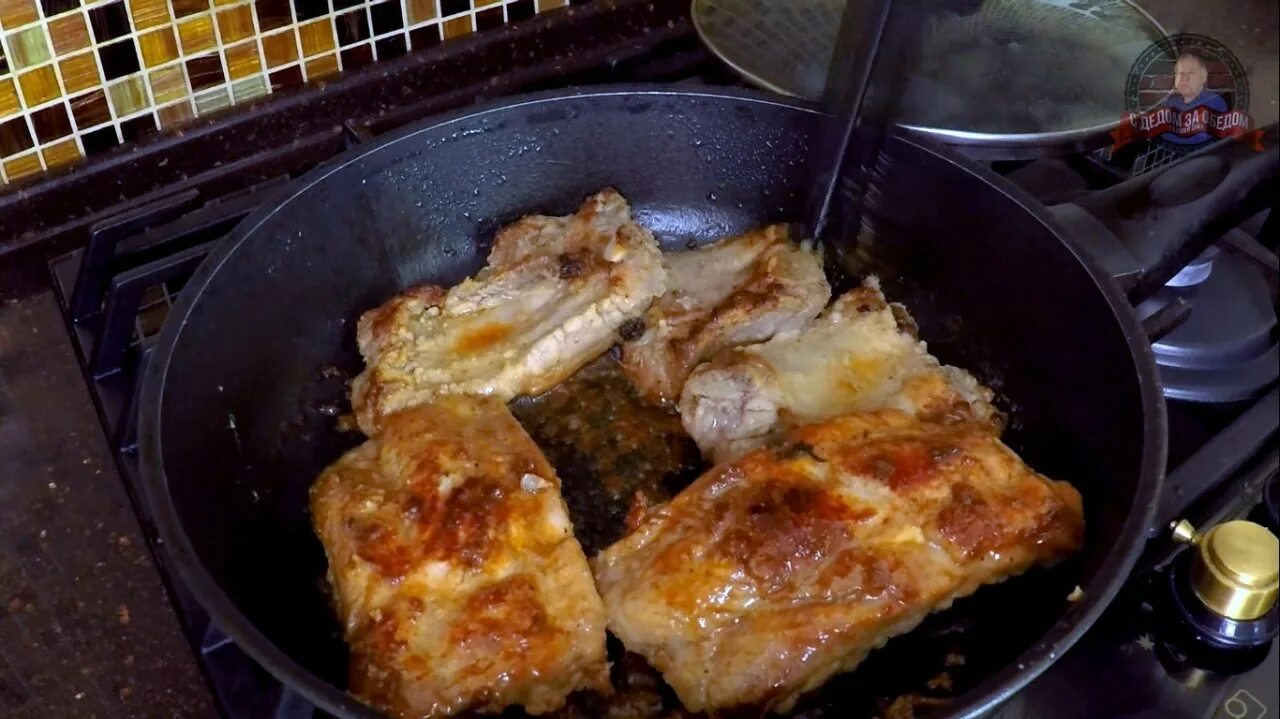 Как вкусно приготовить ребра на сковороде. Ребрышки на сковороде. ребра жареные на сковороде. вкусные ребрышки на сковороде. свиные рёбрышки на сковороде.