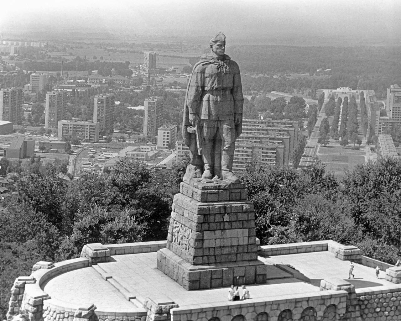 Болгарского памятника русскому солдату. Памятник советскому солдату в болгарии. Пловдив болгария памятник алеше. Алеша пловдив болгария. Памятник алёше в болгарии.