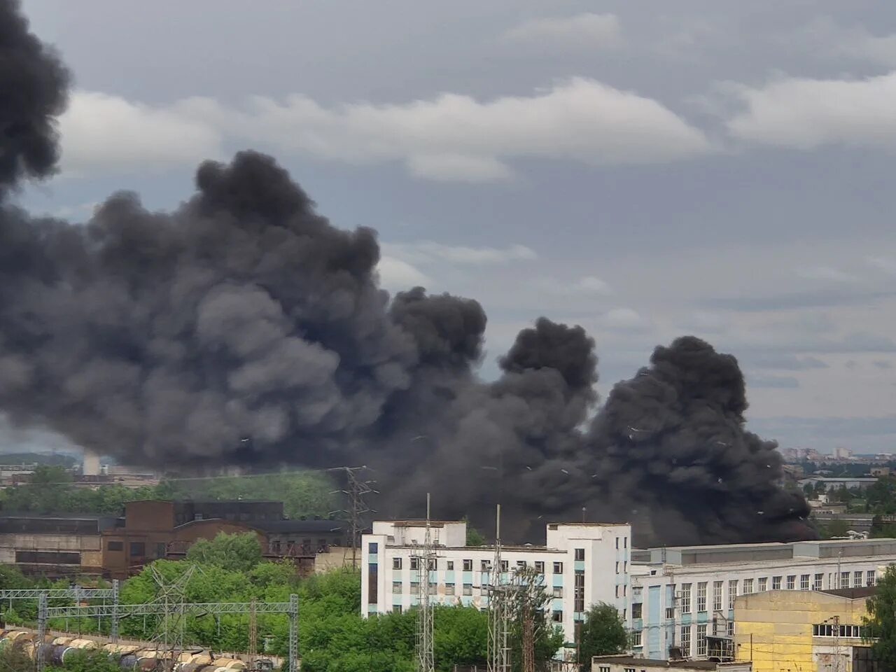 Черный дым сегодня. Пожар в промзоне Ярославля. Город в дыму. Черный дым в городе. Выкса пожары 2010.