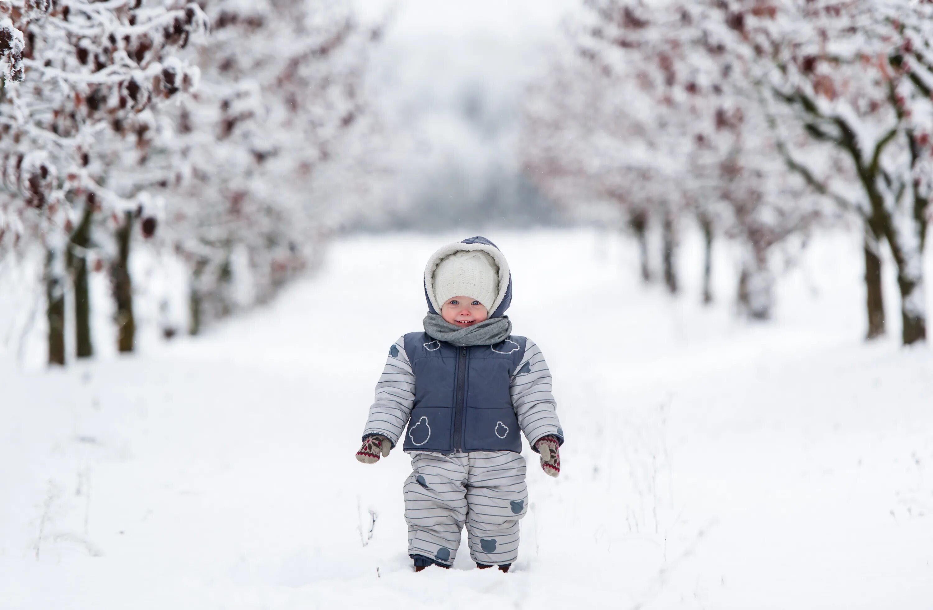 Cold and snowy. Прогулки с малышом. Малыш зимой на прогулке. Зима холод дети. Дети в снегу.