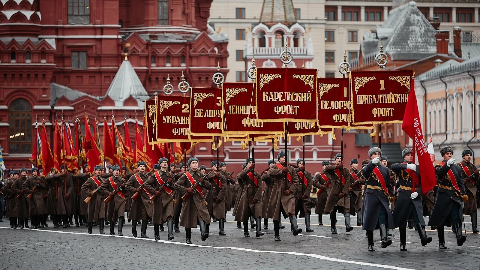 24 Июня парад Победы в Москве 1945. Парад Победы на красной площади 1945. Парад 24 июня 1945 года в Москве на красной площади. Знамя Победы на параде Победы 1945 года.