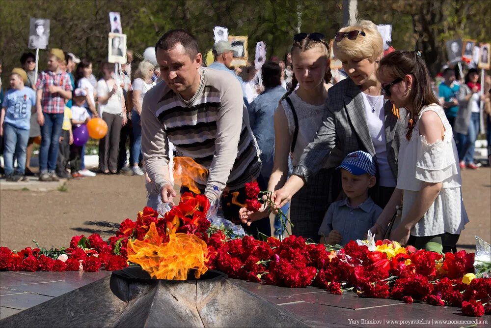 Люди возлагают цветы