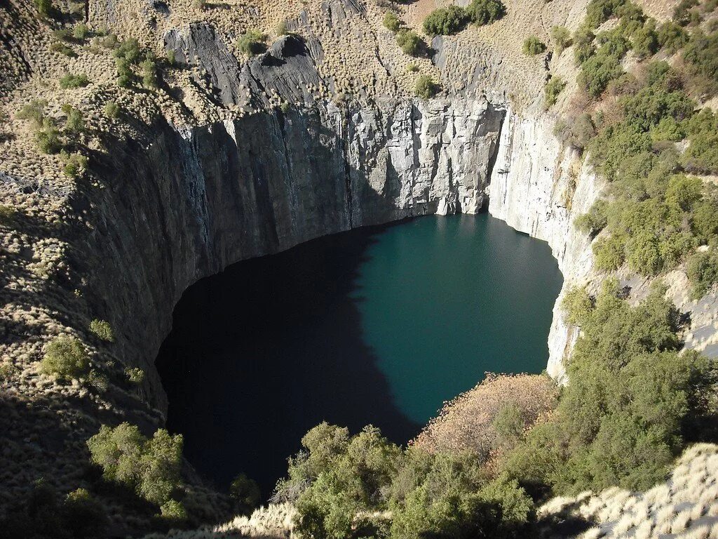 гигантские воронки на ямале. бованенково воронка. ямальский кратер (ямальская воронка). пропасть дыра. дыра в скале.