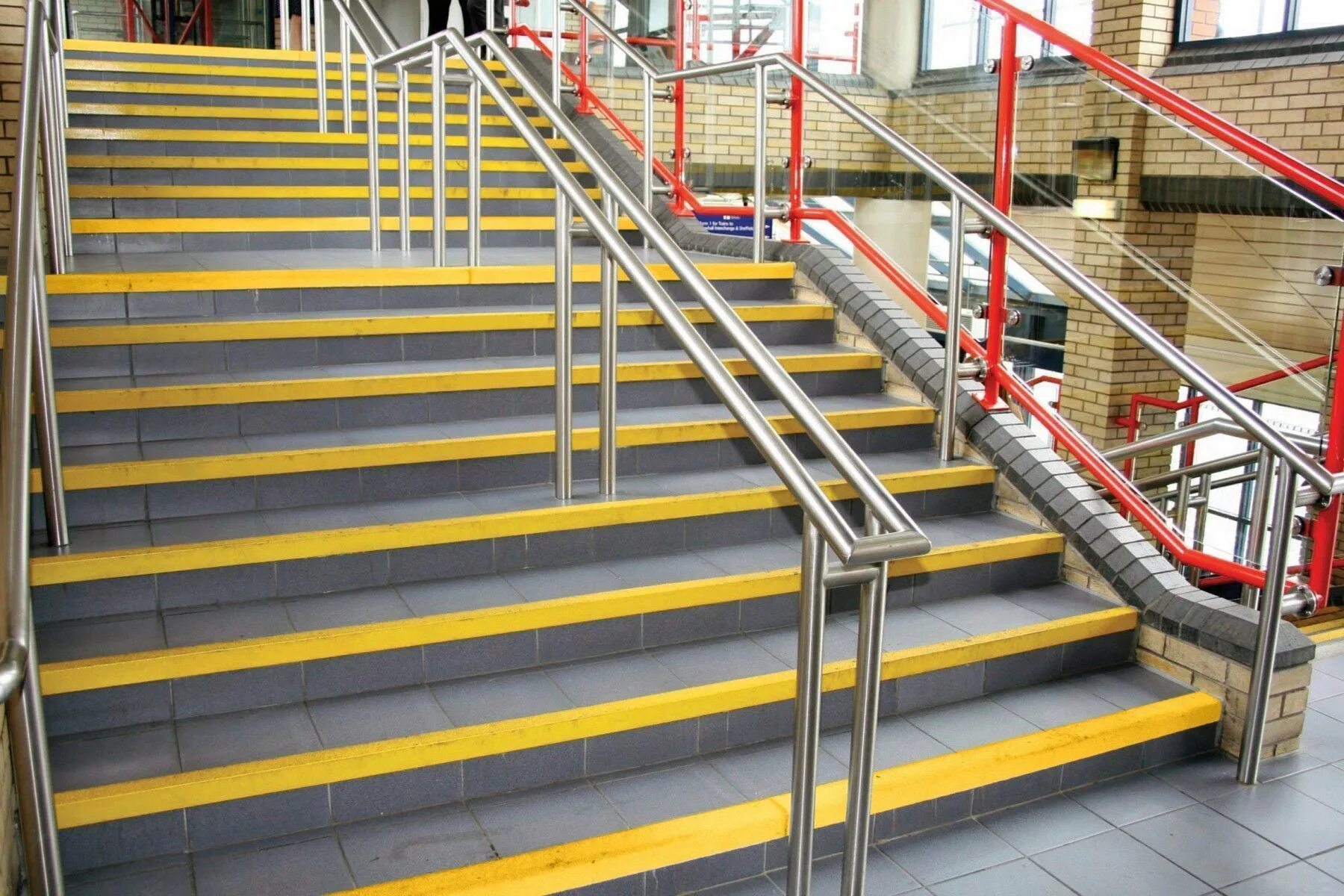 Ограждение лестниц МГН 1200 мм. Ступени лестниц для МГН. Поручни для инвалидов на лестнице. Лестница для МГН.