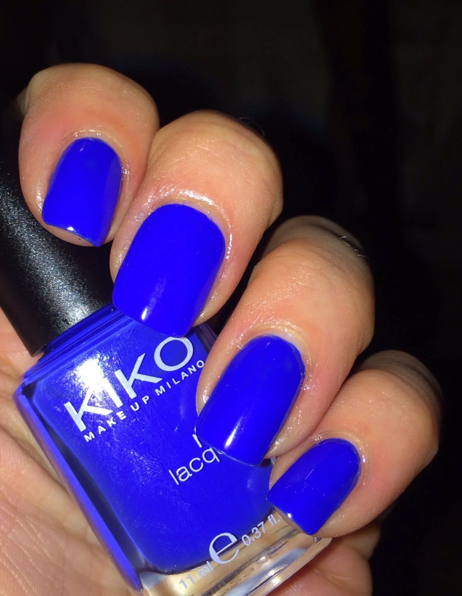 Цвет электро. Лак Kiko 336 Electric Blue. Синий лак для ногтей. Синий электрик цвет ногтей. Маникюр синий электрик.