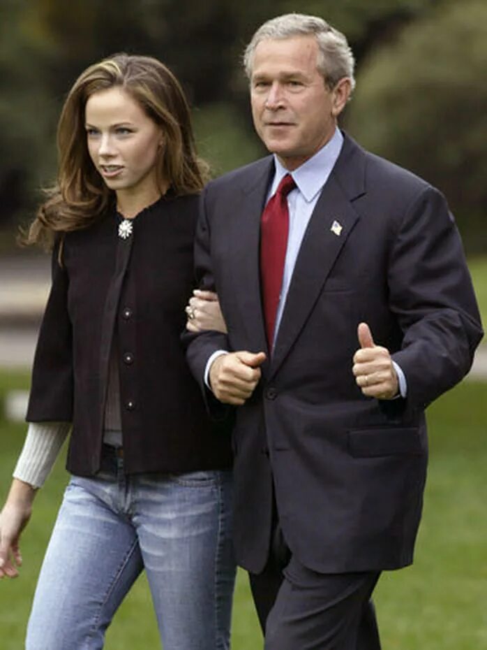 Жена буша старшего. Барбара Буш дочь Буша. Джордж Буш младший с дочерьми. Джордж Уокер Буш с семьей. Жена Буша младшего.