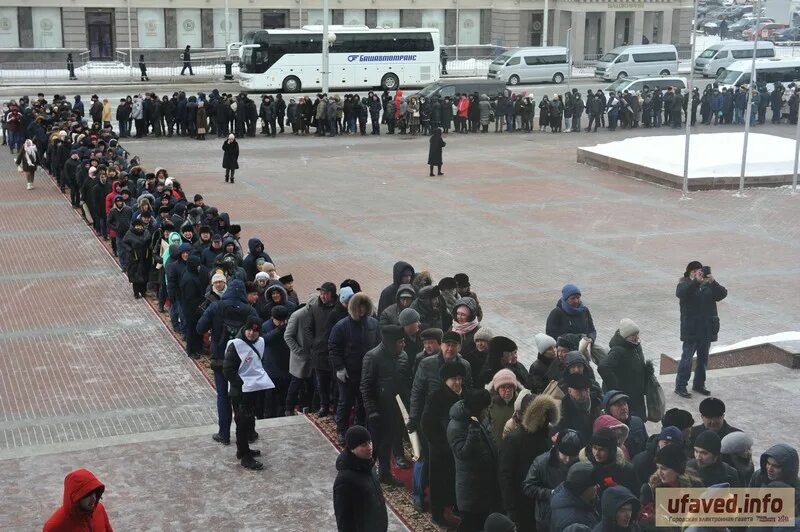 Провожающая в последний путь фрирен продолжение. Прощание с Муртазой Рахимовым. Похороны Муртазы Рахимова. Могила Муртазы Рахимова. Последний путь Муртазы Рахимова.