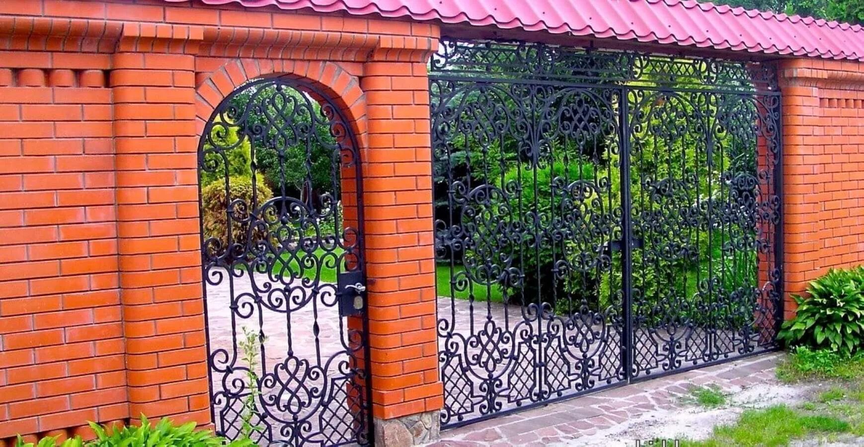 Кирпичные ворота и калитки. Кованые ворота с аркой. кирпичные ворота с аркой. красивые арки ворот. арка над калиткой из металла.