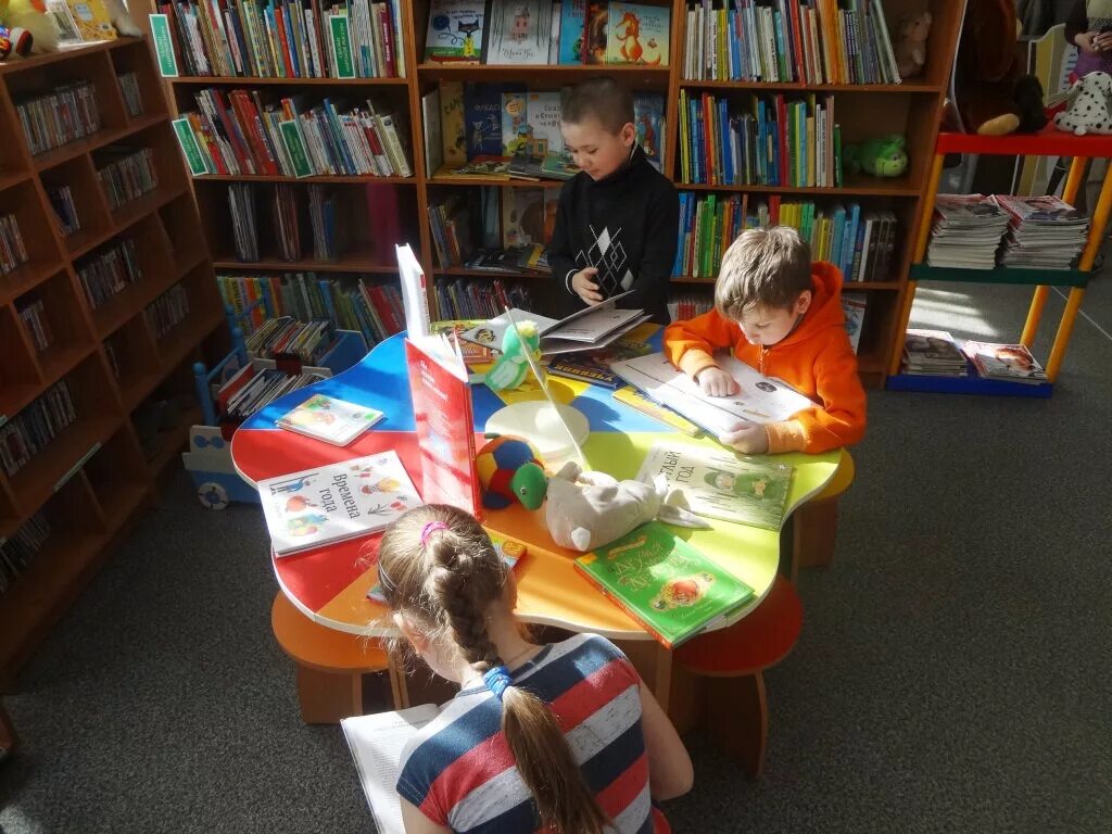 читатели в библиотеке фото. гатчинская городская детская библиотека гатчина улица хохлова 16. библиотека гатчина. детская библиотека в гатчине на улице хохлова фото. детская библиотека гатчина.