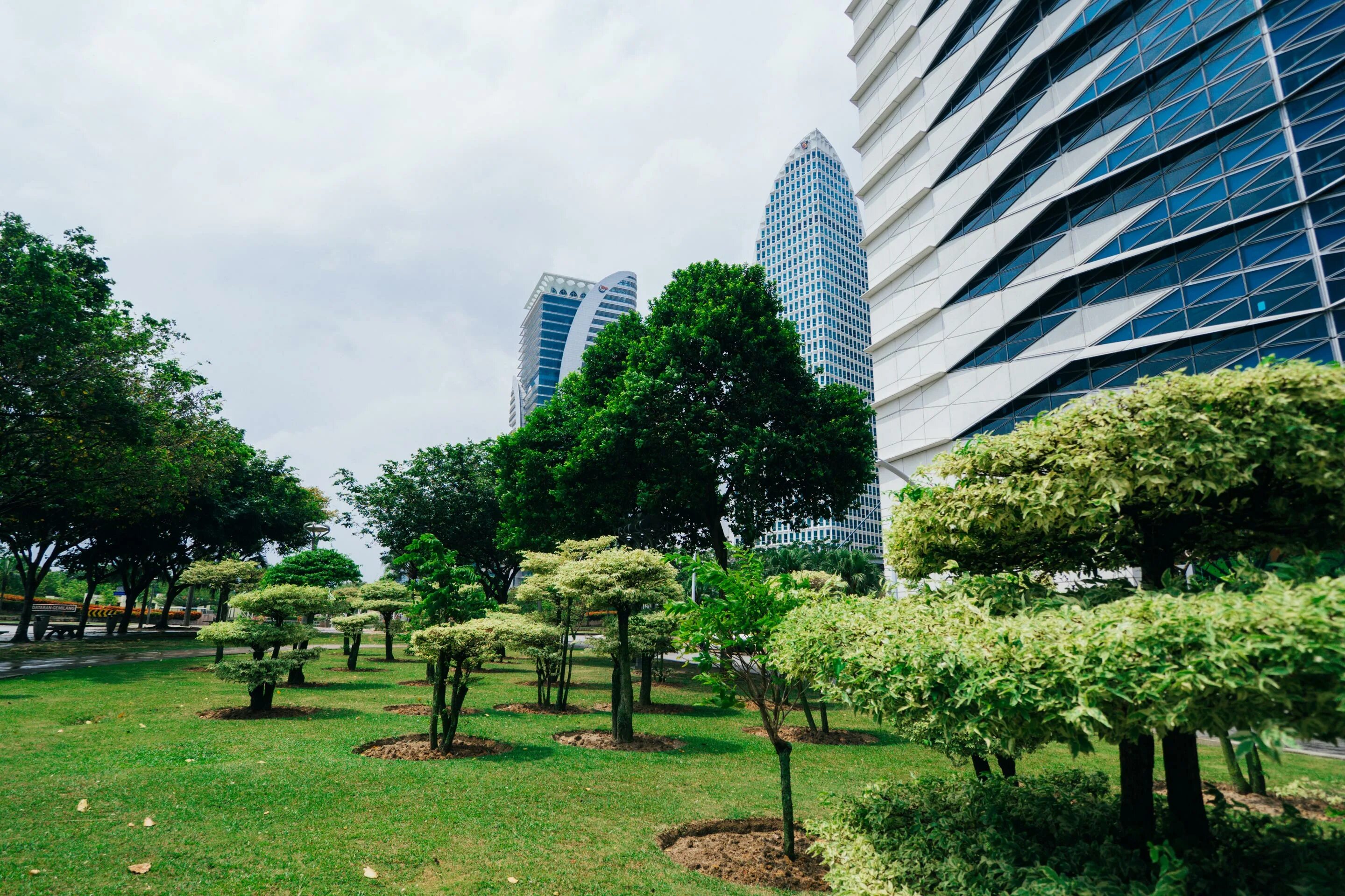 Малайзия работать. Kuala Lumpur, Малайзия. Куала Лумпур учеба. Kuala Lampur unversitet. Сады Гарден Куала Лумпур Малайзия.