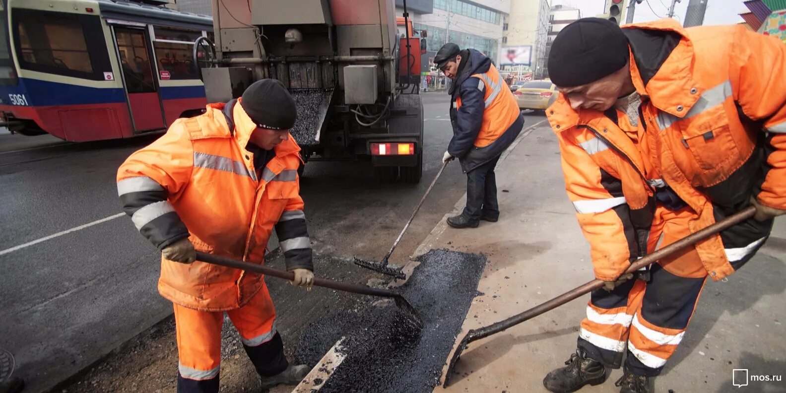 дорожные работы. дорожный мастер прораб. рабочий дорожник. вакансии дорожный мастер вахта. дорожные работы.