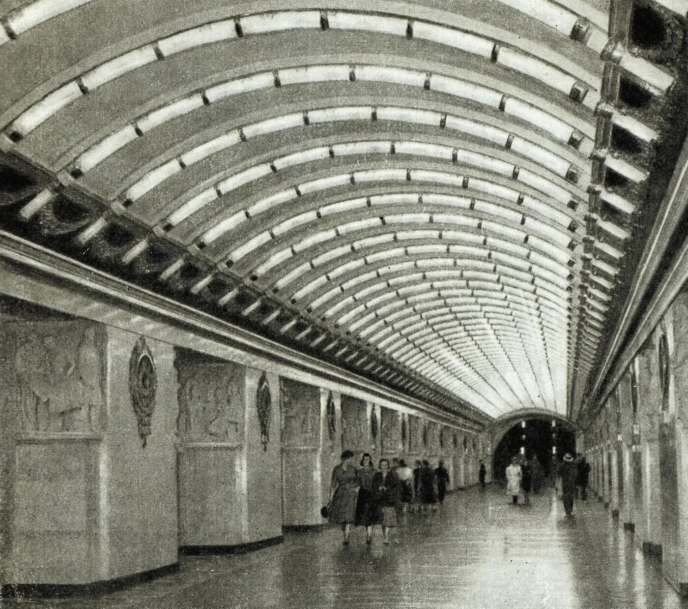 Нарвская какое метро. Станция метро нарвская сталинская. зал метро нарвская. перронный зал нарвская. сталин на станции метро нарвская.