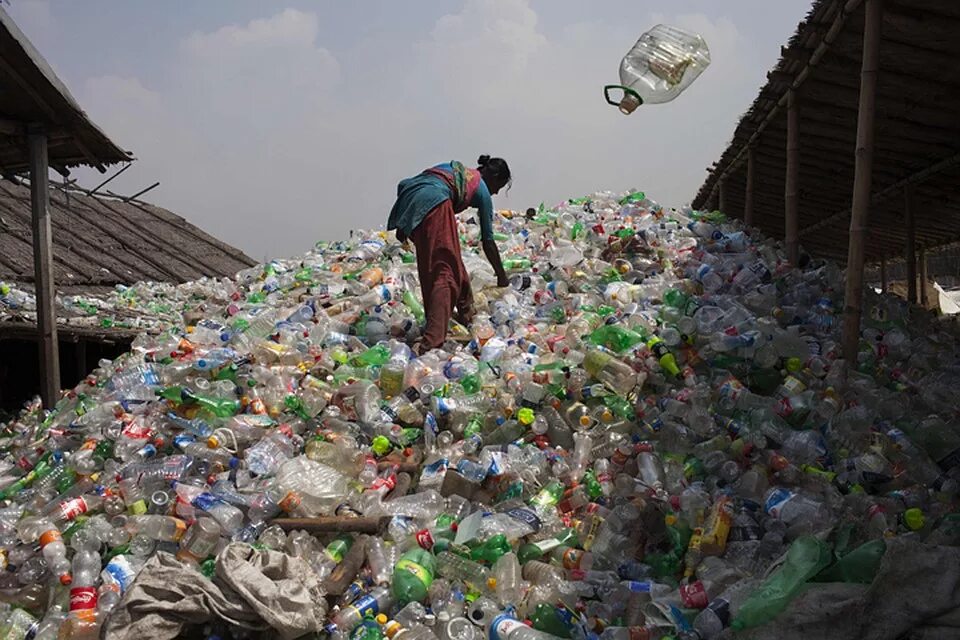 Пластиковых отходов. Пластиковые отходы. Пластик свалка. Утилизация пластмассовых отходов.