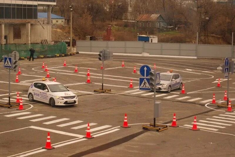 Экзамен гибдд новосибирск. Экзамен в ГИБДД вождение автодром. Экзамен ГИБДД ГАИ площадка теория город. Площадка ГИБДД Казань 2022. Площадка на экзамене в ГИБДД 2022.