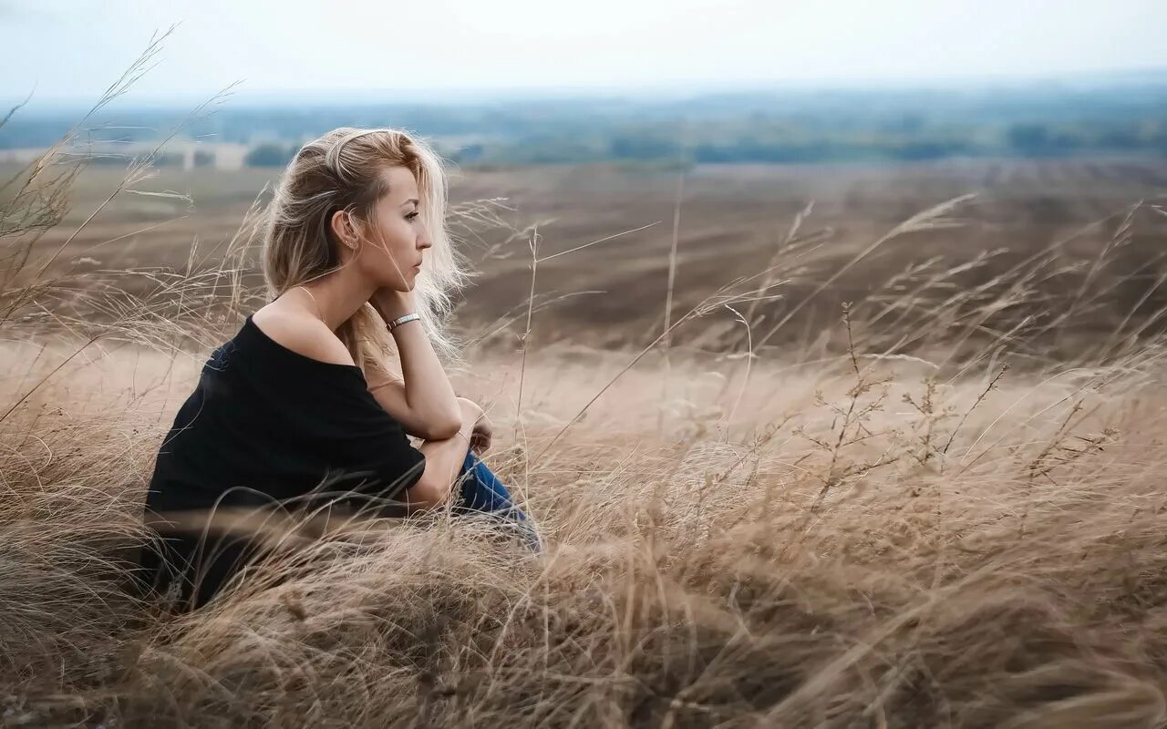 девушка в поле. девушка сидящая на поле. фотосессия девушки на природе. марлен вальдеррама альварес ню. фотосессия в поле летом.