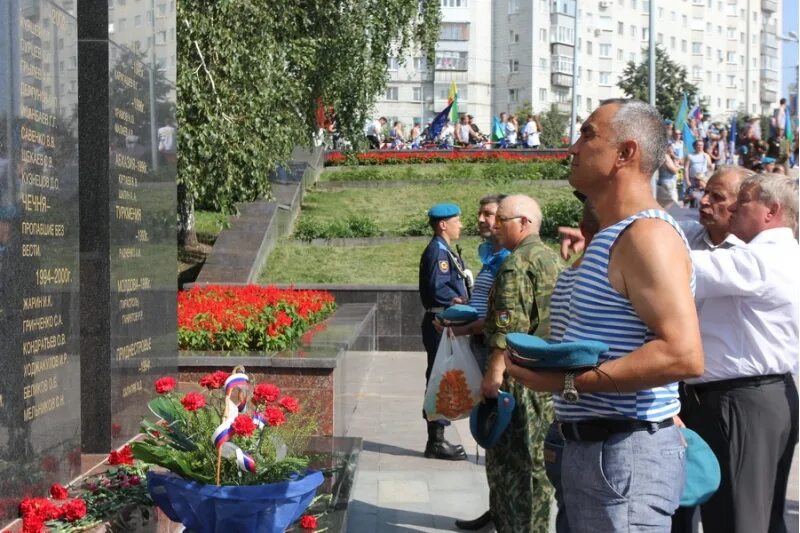 Список погибших ульяновск. Архангельское кладбище Ульяновск десантников. Аллея десантников в Ульяновске кладбище. Аллея славы ВДВ Ульяновск. Архангельское кладбище погибших десантников.