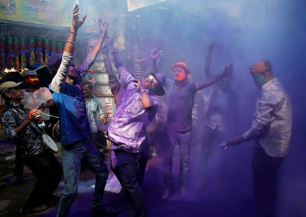Новости холе. Краска Холи. Холя на конференции. Бросание красками Холи. Фестиваль Индия март 2016.