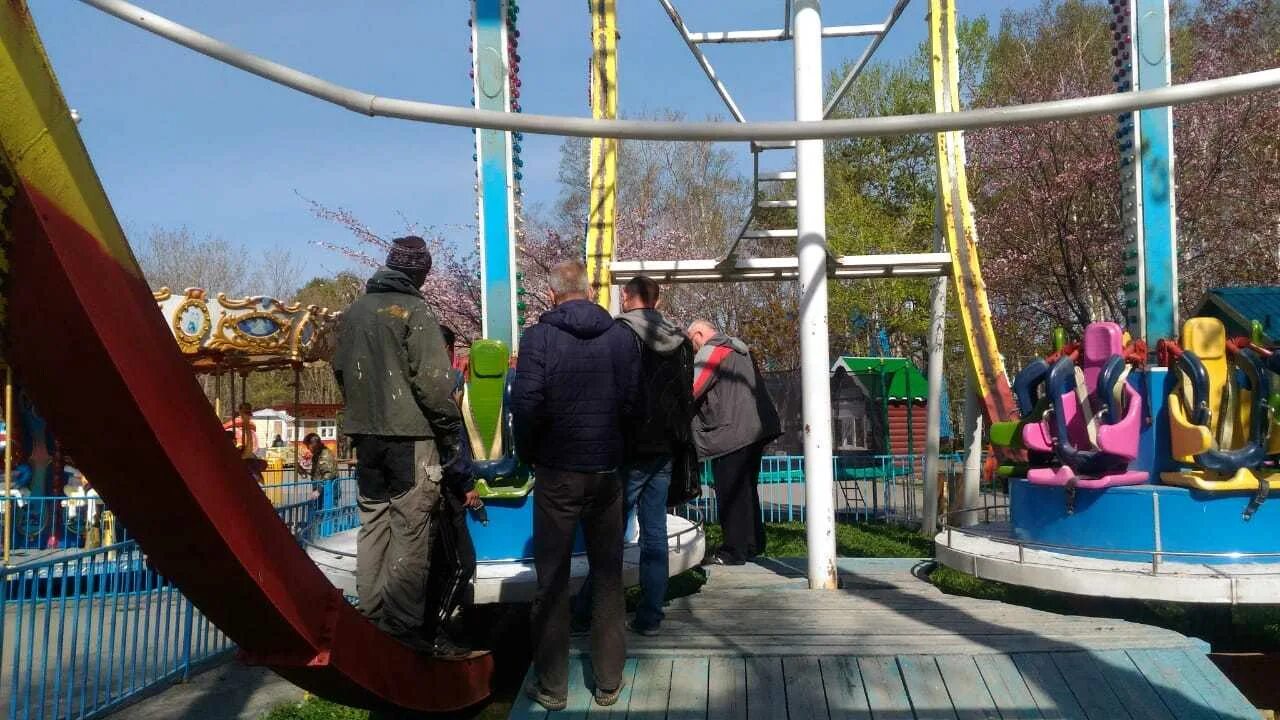 Парк гагарина южно-сахалинск. Аттракцион емеля южно сахалинск. Городской парк гагарина южно-сахалинск. Сахалин парк гагарина аттракционы. Аттракционы южно сахалинск.