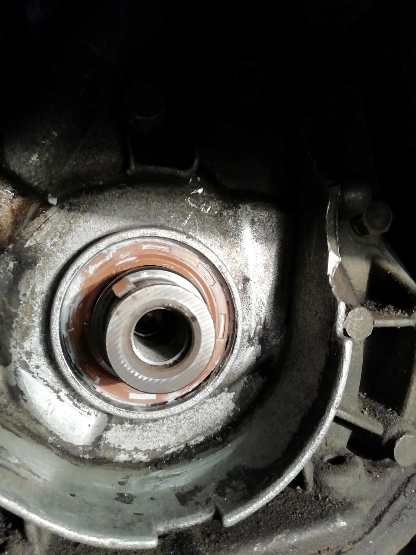 Сальник коленвала 2114 8 клапанов. Сальник коленвала передний 2114. Сальник коленвала ваз 2114. Сальник коленвала ваз 2114. Течь сальника коленвала ваз 2114.