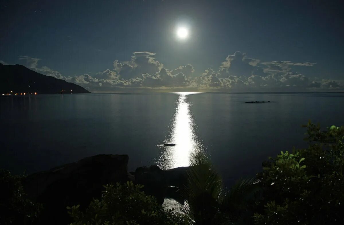 Лунная дорожка Абрау Дюрсо. Лунная дорожка на озере Абрау. Фирвальдштетское озеро лунный свет. Ночное море. Читать ночь у берега 77 на русском
