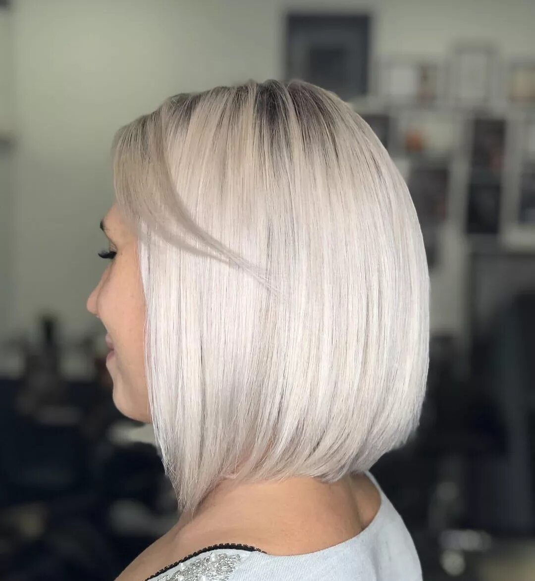 Тотал блонд боб. Тотал блонд. Удлинённое каре пепельный блонд. Тотал блонд каре с челкой. Девушка с короткими белыми волосами.