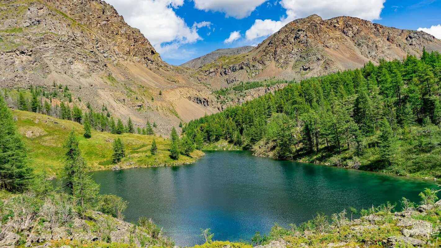 Озеро в горном алтае название. Куектанарские озера горный Алтай. Куехтонарские озера Алтай. Озеро Куюктанар Алтай. Горный Алтай змеиная гора.