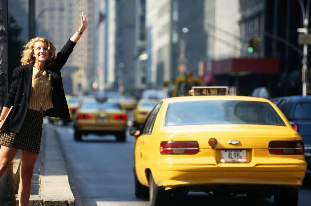 Человек садится в такси. Девушка ловит такси. Ловит такси. Красивая девушка в такси. Красивая девушка ловит такси.