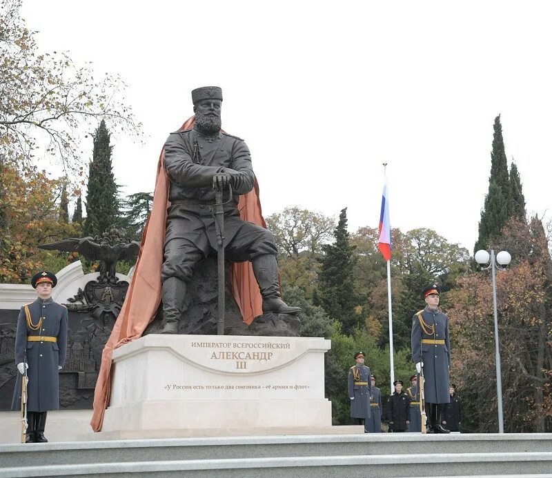 Открыт памятник александру. Памятник Александру 3 в Крыму. Памятник Александру III (Ялта). Памятник Александру III Ливадия. Памятник Александру 3 в Москве.