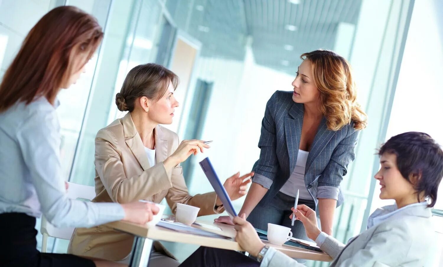 Бизнес леди. Женский офисный коллектив. Коллеги женщины. Фото женщин коллег. Женщина в офисе.