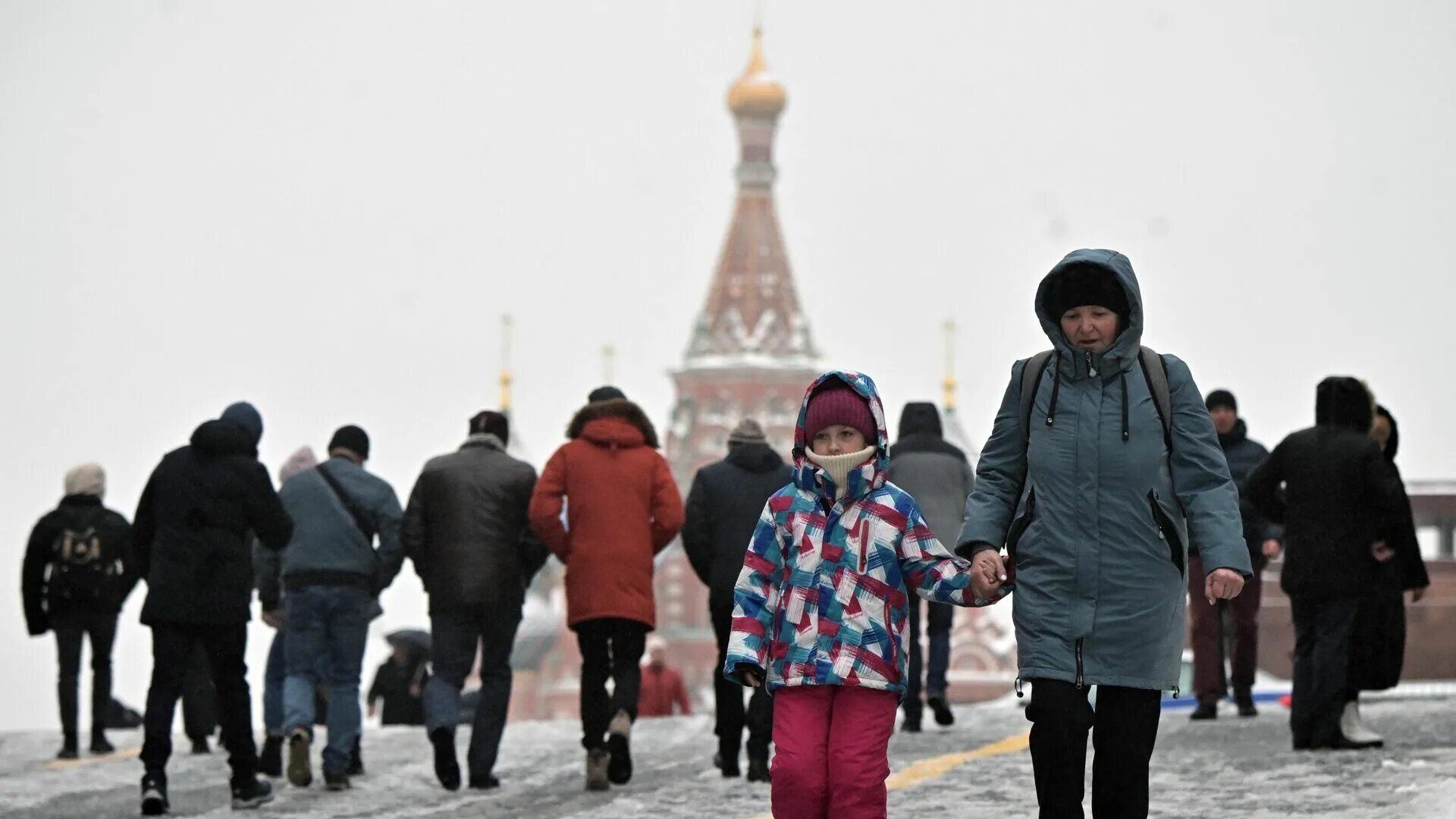 Россия человек. Москва люди. Кризис в России. Человек идет по красной площади. 2022 год что изменится