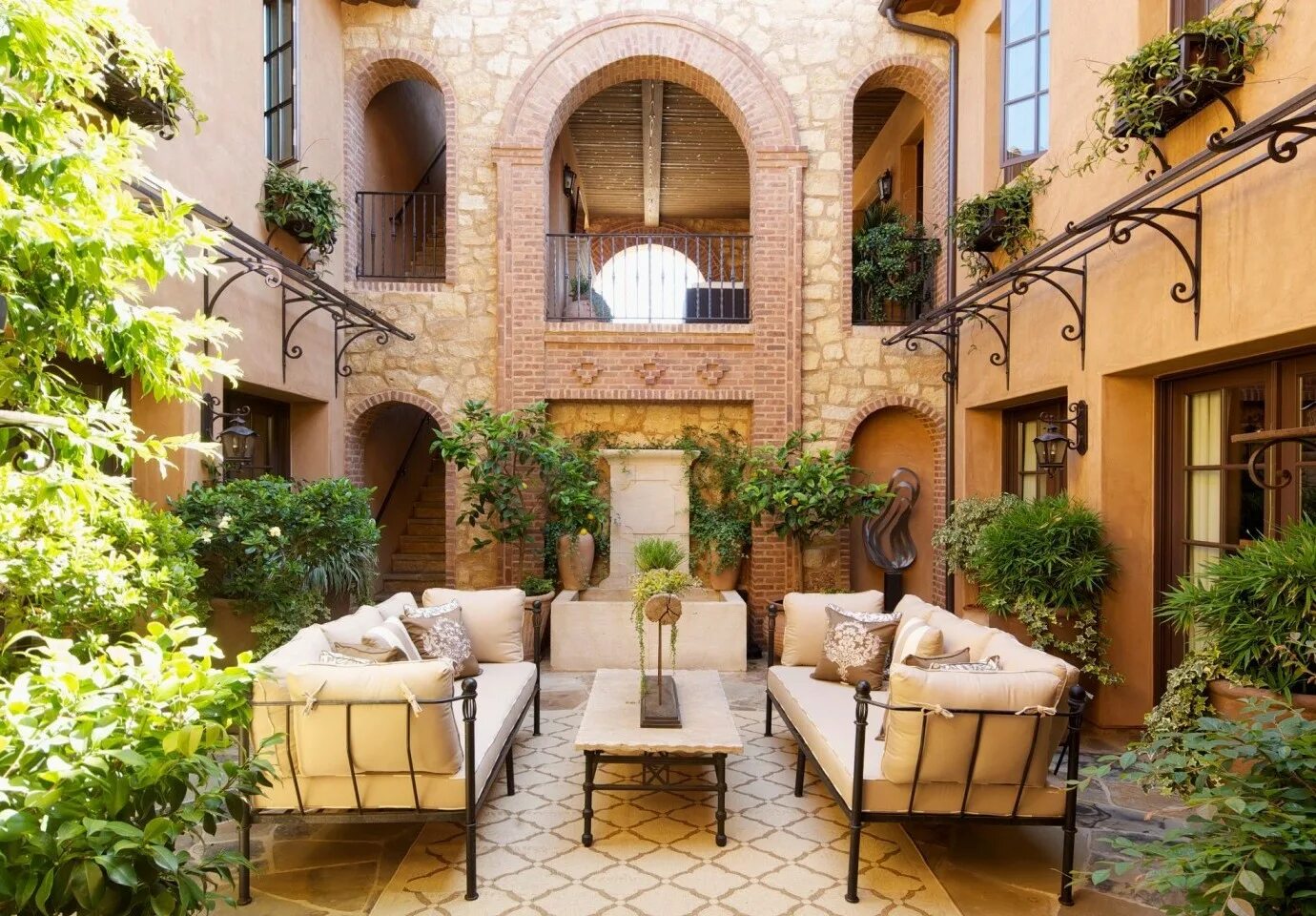 Дворики испании. Как называется дворик. Патио в испано-мавританском стиле. Патио внутренний дворик в саду испании. Старый внутренний дворик.