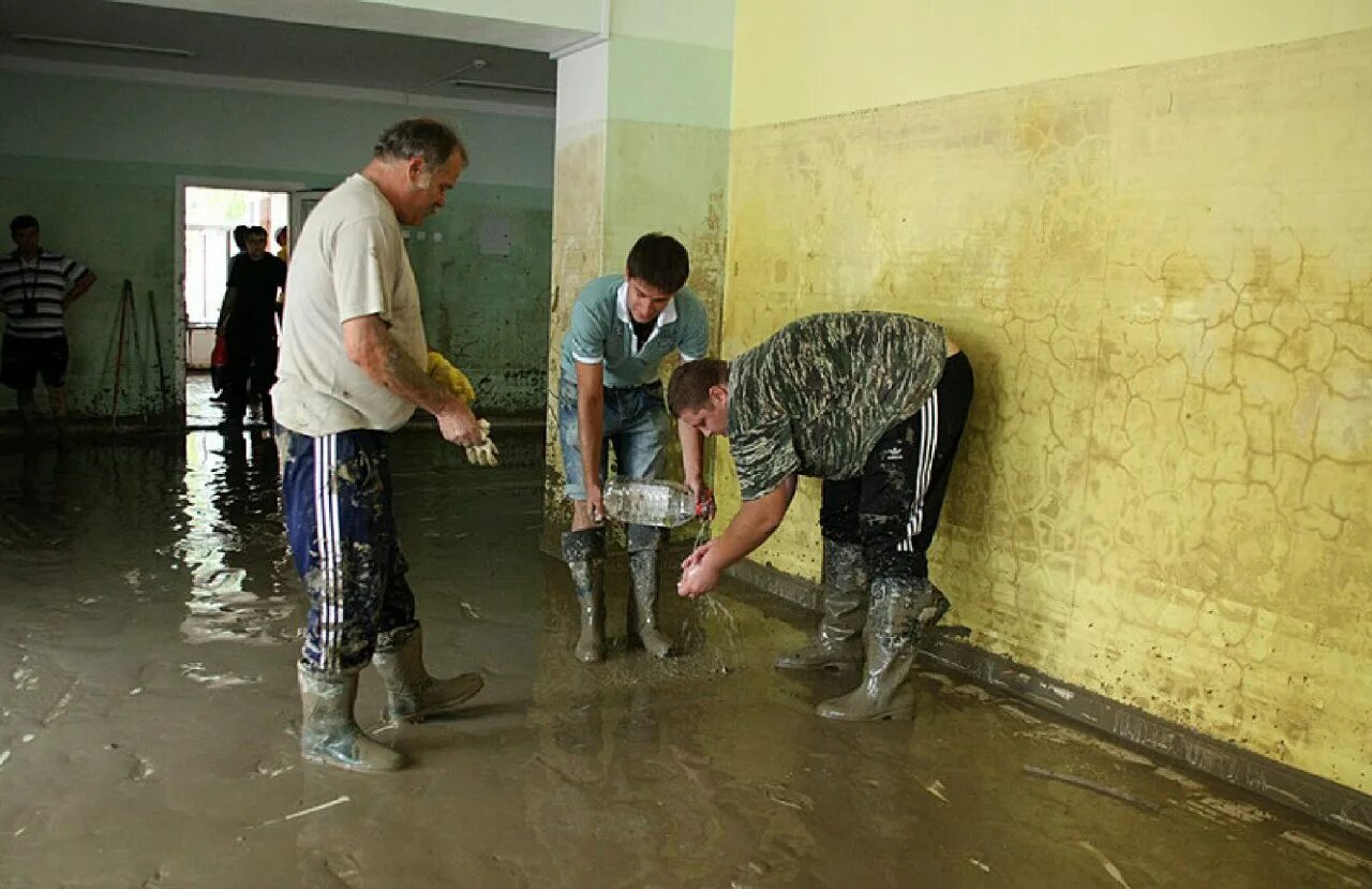 После наводнения. Наводнение в Новомихайловке в 2021 году. Фото людей после наводнения.