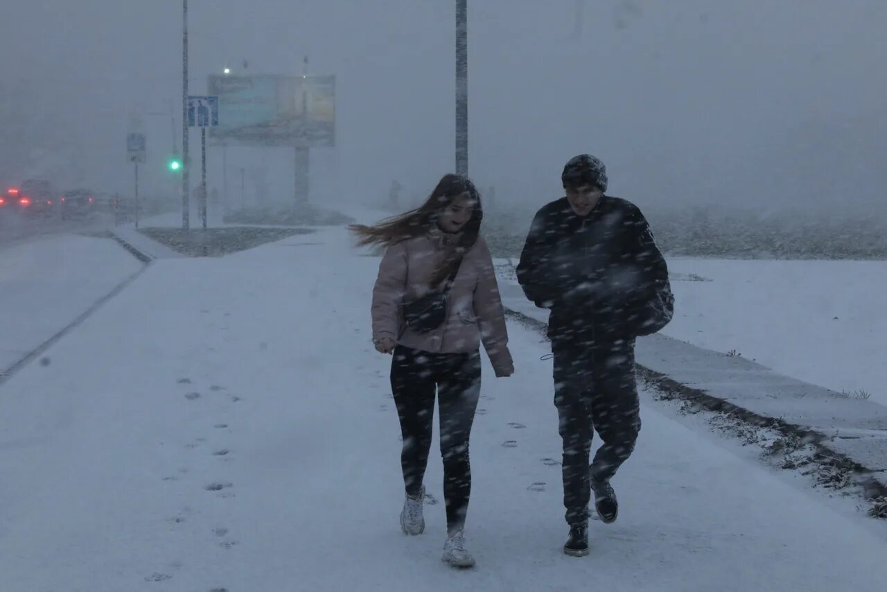 Сильная метель. Сильная метель в городе. Снежная буря в городе. Сильный ветер снегопад. Когда придет тепло в россии