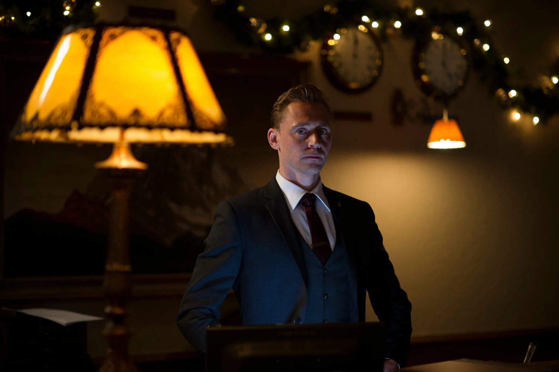 работа ночным администратором. администратор отеля. ночной аудитор. администратор на ресепшене в гостинице. телефонные переговоры в гостинице.