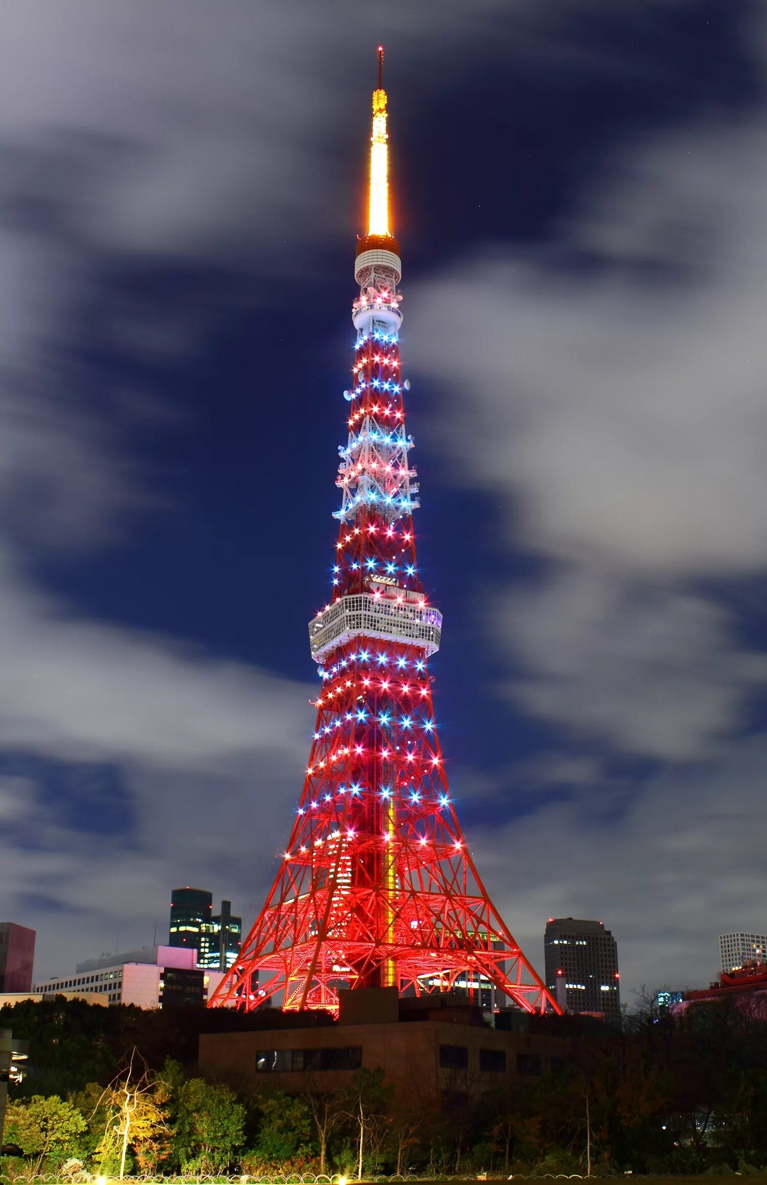 Какие бывают башни. Токио Тауэр башня. Телевышка Токио. Телевизионная башня Токио. Япония Токийская телебашня.