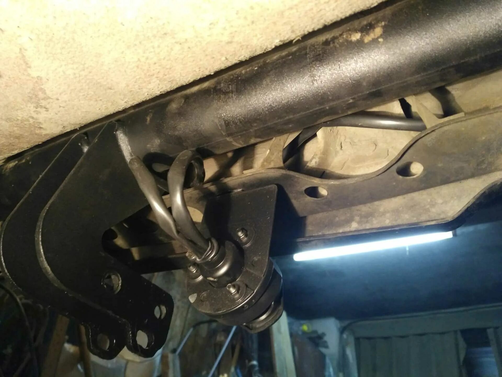 Установка фаркопа шевроле. Фаркоп на ниву chevrolet. Нива 2121 крепеж фаркопа. Шеви нива крепление фаркопа. Фаркоп на нива шевроле 2007.