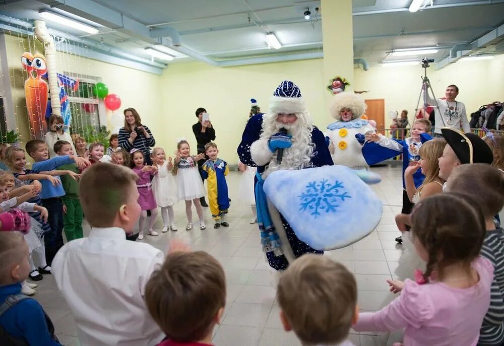 Новогодний реквизит для игр. Конкурс на лучший новогодний костюм. Необычные конкурсы для детей. Конкурсы на новый год для детей. Интересные конкурсы в школе к новому году.