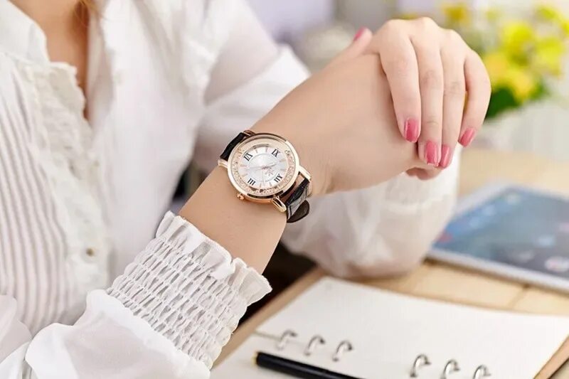 Остановились наручные часы. Часы женские. Часы на руку женские. Наручные часы на руке. Женские часы наручные модные.