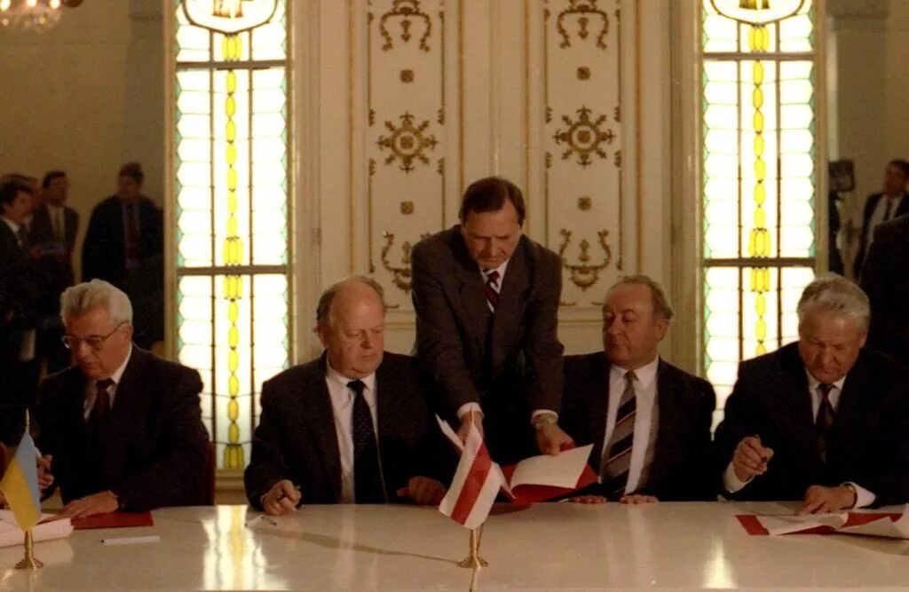 8 декабря 1991 года был подписан. Беловежская пуща Ельцин Кравчук и Шушкевич. Соглашение в Беловежской пуще в 1991. Беловежские соглашения 1991 Ельцин Шушкевич. Беловежская пуща Вискули 1991.