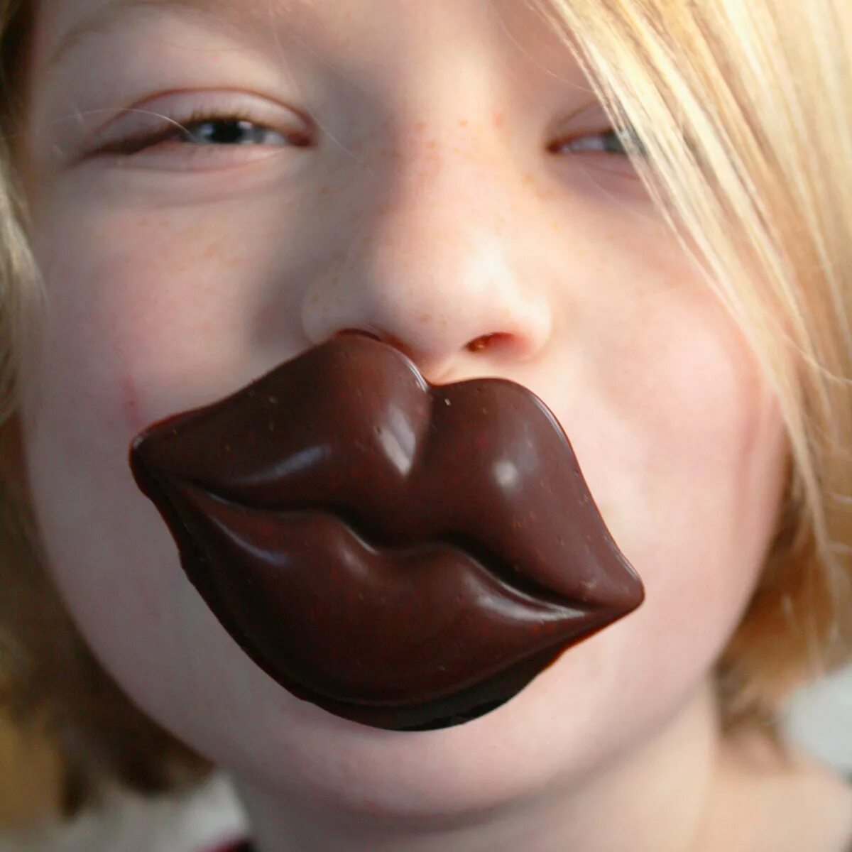 Ну шоколадом. Шоколадный поцелуй. Шоколадный поцелуй конфеты. Поцелуй с шоколадом. Шоколадный поцелуй десерт.