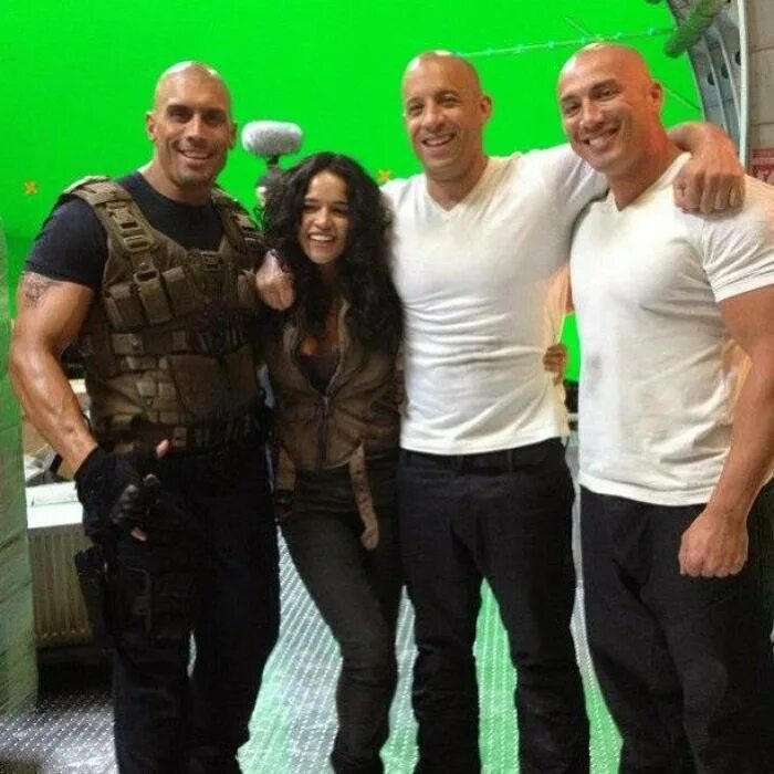 Таноай рид и дуэйн джонсон. Кертис боулз брат дуэйн джонсон. Дублер дуэйна джонсона. Дуэйн скала джонсон и его дублер. Брат дуэйна джонсона каскадер.