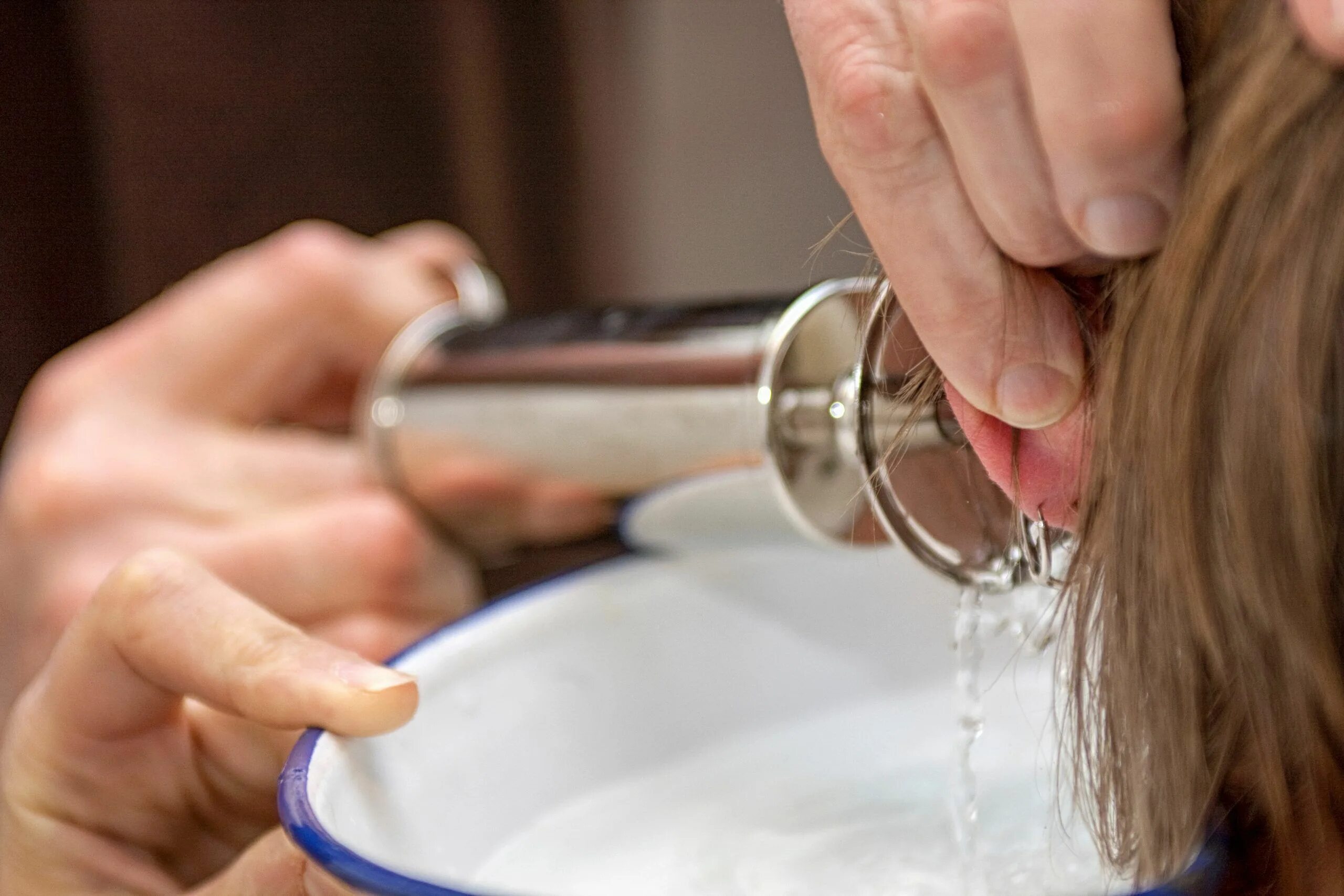 Чем можно промыть ухо в домашних. Струя воды из шприца.