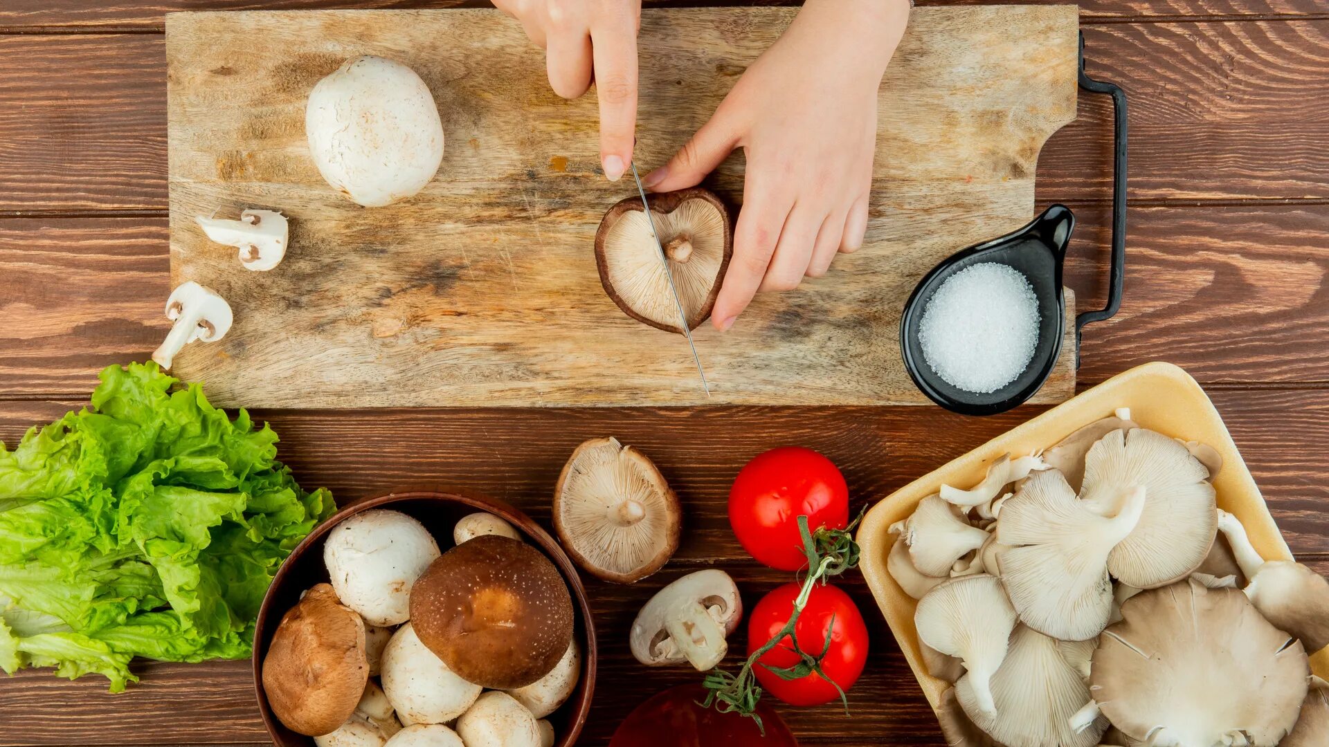 Готовь и путешествуй рецепты. Грибной вкус. Традиции вкуса грибы. Mushrooms on Table. Грибной соус вкус и запах.