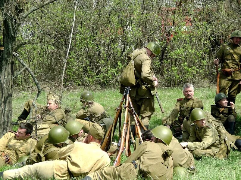 А закаты алые перед боем выстрелы. Солдатский привал. Военные перед боем. Перед боем выстрелы не слышны. Солдаты на привале перед боем закат.