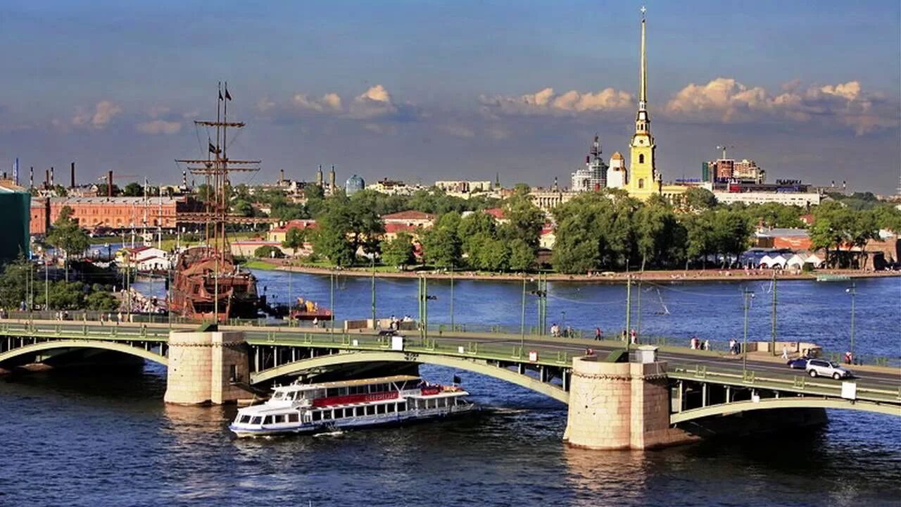 Биржевой мост в Санкт-Петербурге.