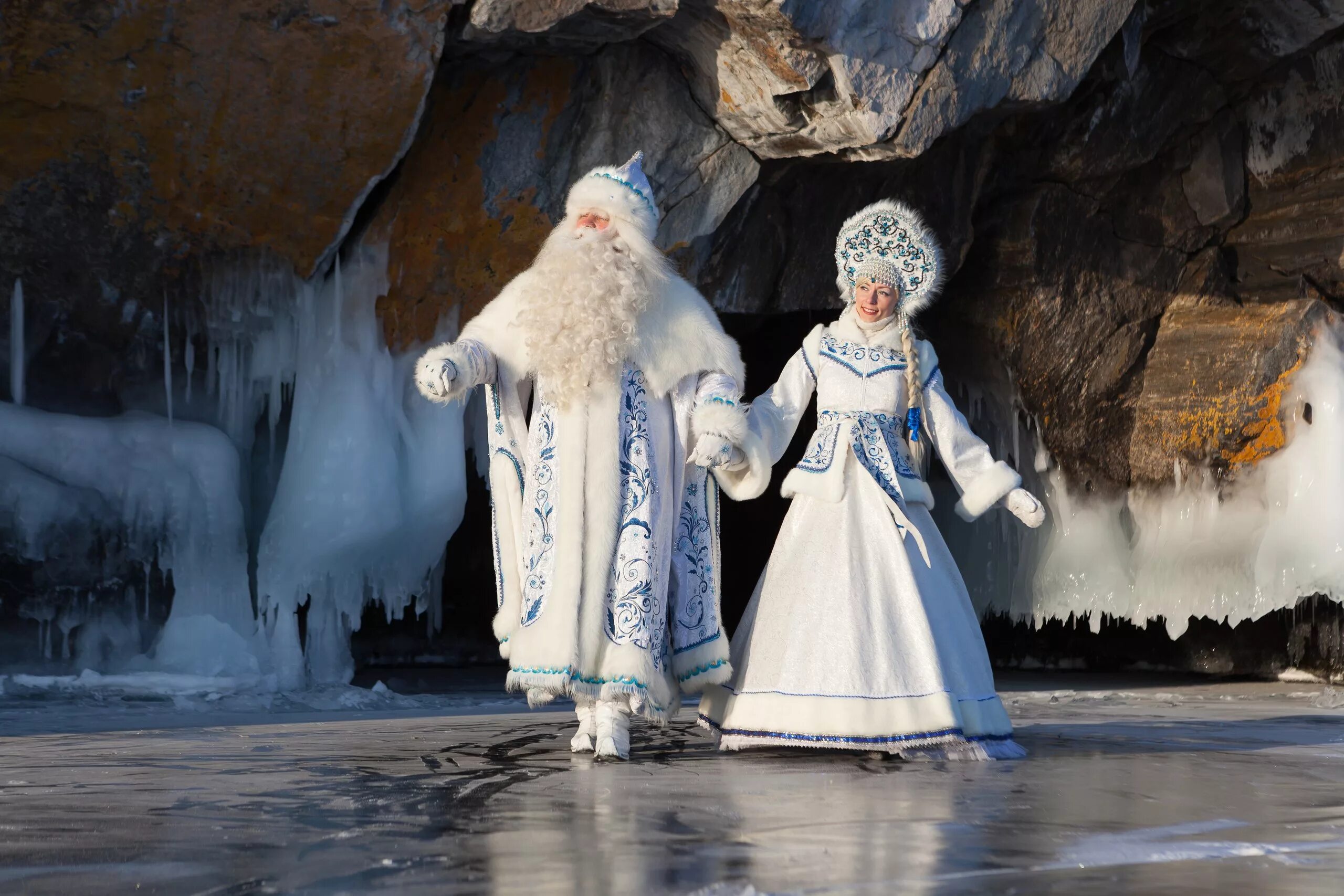 новогодний спектакль для детей. новогодние театрализованные представления. дед мороз и снегурочка для фотозоны. новогодние сказочные персонажи. елка елка дед мороз снегурочка снегурочка.