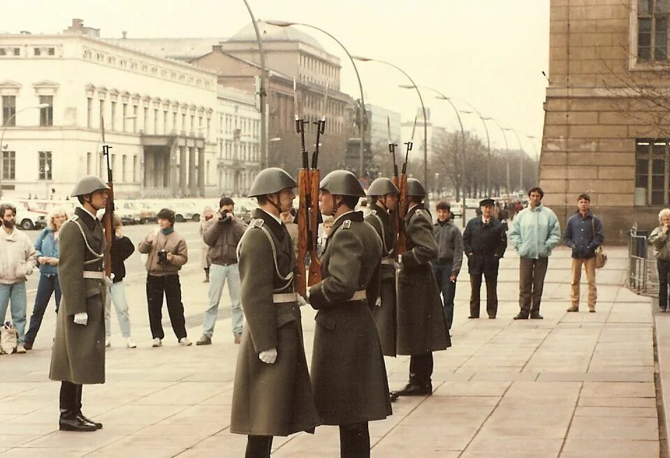 Гдр обсуждение. Советская германия гдр. штази берлин. солдат гдр. германия 80-х.