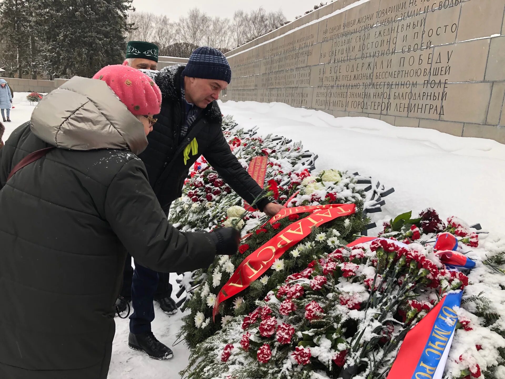 Пискарёвское мемориальное кладбище 27 января. Пискаревское кладбище блокада Ленинграда. Ленинград Пискаревское мемориальное кладбище. Пискаревское кладбище 27 января.